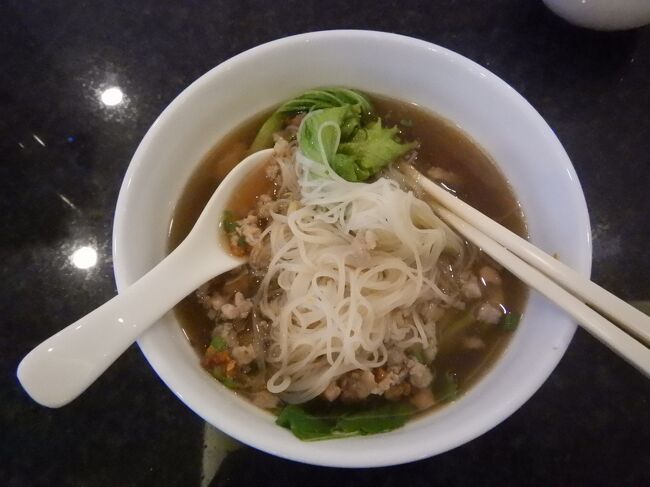 カンボジアの麺。<br /><br />食べ終わって宿に帰ったのは午前3時を過ぎていた。