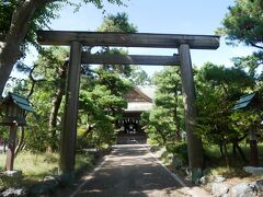 さてお次は自転車ならすぐ徒歩でも割とすぐの距離の新潟大神宮へ。
名前がすごいので人も多いかな？と思ったけどほぼ人がいない。
まぁ平日だし。
大きな駐車場もあったので多いときは多いのではないかと。
木の鳥居がちょっと珍しい。