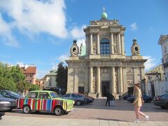 ＜ワルシャワ＞
Carmelite Church
1661年から1681年にかけて建てられ
ワルシャワで第二次世界大戦中に破壊を免れた数少ない教会の1つ。
ローマ・カトリック教会ですが、外観がなかなかユニークです。
