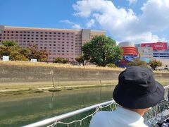 キャンルシティより旋回して博多港に向かいます。
