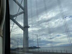 鳴門海峡大橋を通過中ですが、流石に渦潮は見れませんでした...