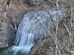 車で移動し、少し離れたところにある白扇の滝。
川本流が段差でゾーンで滝になっている構造の滝です。