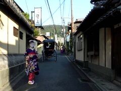 娘が貸衣装で変身。たまたま通り掛かった人力車が雰囲気を盛り上げてくれました。
