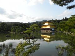 京都で世界一有名といえるのではないかと思う、北山の鹿苑禅寺・金閣舎利殿。

絵になるよねぇー。
