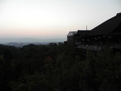 「世界」ではともかく、日本ではことわざになるくらい有名なのが、この清水寺。
私はここから飛び降りる覚悟を何度したか....
