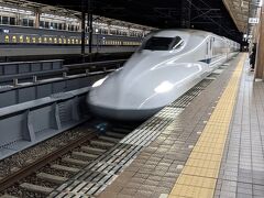コロナ禍、駅の売店はシャッターが下りたままでした。
1本逃しましたが、次の列車にすることにして新富士駅で上り新幹線に乗り込むところまではよかったのですがまさかの・・・！
当初の予定の列車に間に合っていれば49分後には新横浜に着いていたのでした。
三島駅構内に人が立ち入ったとのことで、運転休止。安全確認が取れて運転再開まで90分列車の中に閉じ込められました。