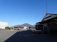 夜行バスで長野駅に到着後、長野電鉄の終点の湯田中でバスに乗り継いで志賀高原へ。鉄道とバスが2日間乗り放題の「ながでん鉄道・バス2DAYフリーきっぷ」（3400円）を利用しました。

夜行バスの早着を期待していましたが、定刻の到着だったので始発列車には乗れず、志賀高原到着は始発に乗れた場合よりも1時間近く遅くなりました。