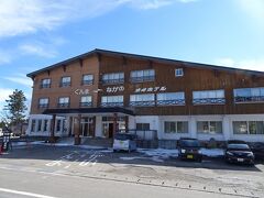 このホテルの真ん中が長野県と群馬県の県境だそうです。
付近に売店等が見当たらず、昼食を食いはぐれました。。。