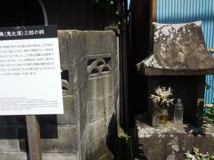 　路傍に江戸時代の古い祠。「夷三郎の祠」として漁師の信仰を集めました。