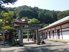 　ここから神域。祐徳稲荷神社の創建は１６８７年。九州では太宰府天満宮に次いで参拝者が多い神社です。