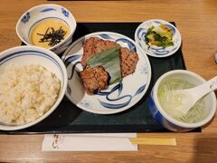 マチネ終演後、夜の予定までに急いでご飯。
朝においなりさん食べただけだったので
がっつりな気分で高架下のねぎしに行きました。

赤と白の牛タンを食べられる定食にしました。