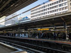 2021.10.30 (土)
@JR東日本　新宿駅

おはようございます。今日は、土曜の朝の新宿駅からスタート。

新宿駅は世界一のターミナル駅。土休日は各観光地に向けた列車の始発駅でもあります。

新型コロナウイルスの感染拡大が抑えられてきたこの頃、各方面へ向かう人も増えて久しぶりの日常が戻ってきたようにも感じます。