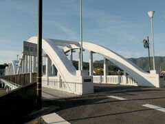 「三架橋」は、3連アーチの特徴ある橋で、映画の中でも特に遠景でたびたび登場している。
岡下巧が失恋で街をさまよっている時、車にひかれそうになるのが、この橋の交差点。