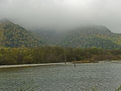 大正池の風景は有名だが、霧が下りてきて、うすら寒いだけだった。当然、穂高は見えない。ここまで河童橋から１時間ほどの行程とされている。