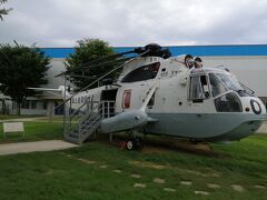 小松市の航空プラザは、航空機の歴史や仕組み・飛行の原理を学べる航空博物館。
小型飛行機からジェット戦闘機まで、17機が展示されています。

館外には2機あり、対潜哨戒ヘリコプターは・・