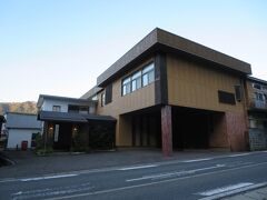 宿の玄関もシックなたたずまい。
今回こちらの福泉には、４回目の宿泊。

１回目は隣の古澤屋に宿泊で、２回目に友人夫妻と２組で福泉宿泊で、そのときの印象が良くて、以来ずっと福泉。
こういうのって、一緒に行く人との思い出とかそのときの印象が良いとそちらに傾いてしまいますね。
古澤屋も良い宿なのですが。