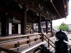 神戸からＪＲで京都駅へ移動し、新阪急ホテルへ荷物を預けて、歩いて東本願寺へ行きました。浄土真宗・真宗大谷派の本山で親鸞聖人の御真影を安置している京都の由緒ある寺院です。