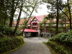 十分歩いたとホテルに帰った。

赤い屋根が美しくスイスを思わせるホテルである。宿泊費は2人で４万円弱だ。