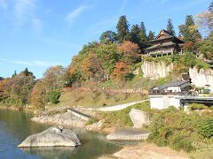 舞台の感じが、ちょっと京都の清水寺みたいです。
「会津の清水寺」と呼ぶ人もいるとか！

紅葉も良い感じです。

いつも粟まんじゅうだけ買ってスルーだったんですが、今回初めてお参りします。