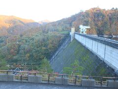 この後、只見川沿いに田子倉ダムへ向かいました。

田子倉ダム。紅葉がきれいです。