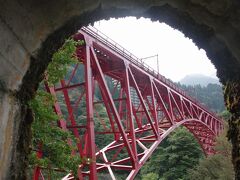 やまびこ遊歩道へと下り、見上げて黒部峡谷鉄道の新山彦橋を撮ったものです。