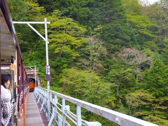 森石駅に接する森石橋を通過中のトロッコ列車です。