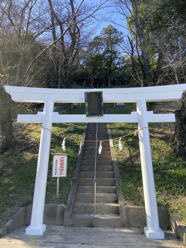 田んぼを見ながら歩いていたら熊野神社がありました。<br />かなり急な階段ですが、登ってみました。