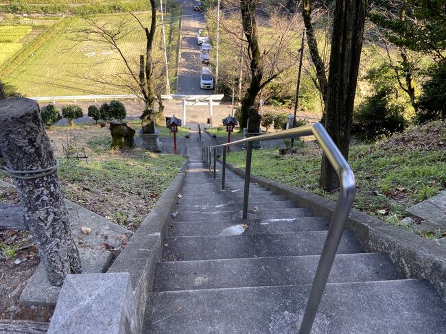 上ってきた階段です。<br />でもこの急な階段は・・ちょっと大変そうなので本殿に向かって右にあるなだらかな坂を下りることにしました。