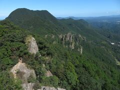 ハシゴや鎖場を登った先にある黒髪山（天童岩）から青螺山方面の展望。