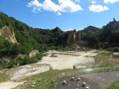 泉山磁石場（いずみやまじせきば）。この場所で、1616年頃に磁器の原料となる陶石が発見され、伊万里焼（古伊万里）の生産が行われた。現在では、ここでの採掘はほぼ行われていないようだ。
なお、江戸時代には、泉山磁石場のある有田や近隣の三川内、波佐見等で生産された磁器が、伊万里津（港）から積み出しされていたため、総称して伊万里焼（伊万里）と呼ばれていたのだとか。明治時代以降、船による海運から鉄道による陸運に輸送方法が変わっていき、産地名での呼称（伊万里地区で焼かれるものが伊万里焼、有田地区で焼かれるものが有田焼）となり、江戸時代に作られたものは、その骨董価値を表す意味も含め「古伊万里」と区別されるようになったそうだ。