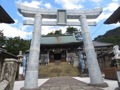 陶山神社。鳥居や狛犬、本殿の玉垣などが磁器で作られている。