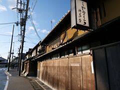 7:10
まずは腹ごしらえ！
と思って上賀茂神社横にある「神馬堂」へ
ありゃ...まだ開いてない（汗
事前調査では7:00～ってなってたのに...でも店内から漏れ出る明かり
営業はありそう(´･ω･｀)
先に上賀茂神社へ参拝しよう