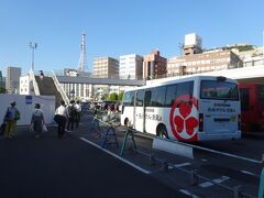 　駅前から、大江戸温泉物語・長崎ホテル清風の送迎バスに乗り込みます。柄にもなく、今日のお泊りは大型温泉旅館です。
　伊東園ホテルズ、湯快リゾートと並ぶ、三大バイキング格安温泉チェーンと称されるホテルに泊まるのは初めてのこと。何事も経験ですね。
