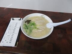 武雄の人気ラーメン店の来久軒でラーメン（650円）をいただく。クチコミ通り、まろやかな味わいの豚骨ラーメン。