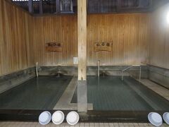 翌朝、6:30の営業開始に合わせて武雄温泉の元湯へ。一番乗りし、温泉の中を撮影。あつ湯とぬる湯の浴槽に分かれている。外にあった電光表示板によると、あつ湯は45.7℃、ぬる湯は42.5℃だった。入浴料は450円。