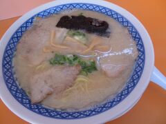 吉野ヶ里歴史公園からJRの吉野ヶ里歴史公園駅へ向かう途中にある大久ラーメンでラーメン（550円）をいただく。ちょうど昼時でもあり、並ぶほどではなかったが、結構、人が出入りしていた。