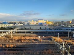 正面にはJR大垣駅が。快速列車や特急、そして貨物電車が走っていくところを眺めることができます。