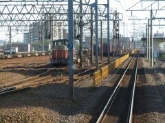 2021.10.03　金城ふ頭ゆき普通列車車内
荒子駅の正面には名古屋貨物ターミナル駅が広がる。