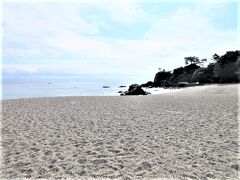 桂浜の砂は砂利の細かいもの。サラサラではありませんけど、お砂場遊びするキッズ。
