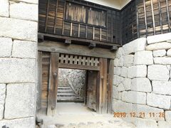松山城ロープウェイ・リフトのりば山頂駅『長者ヶ平（ちょうじゃがなる）』から天守に向かって進んでいくと、松山城 隠門がありました。