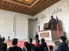 中に入るとこんな感じ。
蒋介石の像の前に衛兵２人が立っており、毎正時に交代の儀式があります。

衛兵交代式の動画はこちらです。
https://youtu.be/d8s4g6azf20
https://youtu.be/YH-XcUKCUNk