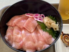 生鮪中トロ丼もあります。食事は外の食事場所で食べれます。また機会があれば今度は中トロ丼に是非訪問したいです。