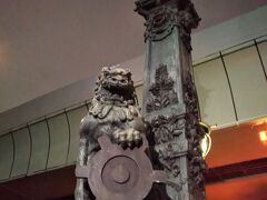 日本橋(中央区)
麒麟に注目が向かいがちですが、獅子も大迫力☆
手を置いてるのは東京都の紋章。明治18年、まだ東京市だった頃に決定されました。PHOが小さい頃はこれに親しんでましたよ、台東区のとも少し似てるし