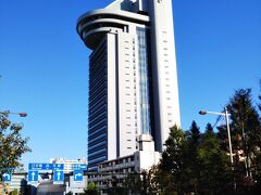 文京区役所(文京区)
東京23区の区役所の中では最も高い建物で、高速シースルーエレベータ10基在るのが最大の特徴です。平成6(1994)年の完成当時、「贅沢だ」って散々叩かれたんですよね