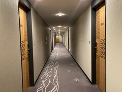 青森県から再び南下して岩手県八幡平の麓にあるホテルに到着。

廊下。カーペットやドアがおしゃれ。