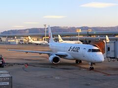 JALマイル修行4日目。

伊丹空港から福岡空港に行きます。
良いお天気なので上空からの景色に期待いっぱいです。