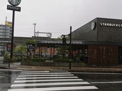 鳥取に着きました

雨だしめんどくさいなとも思ったけど
次の電車まで、小一時間あるので元気だして
8時から営業してるイオンに行ってきます

スタバの先がイオン