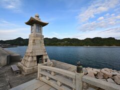 江戸時代に石で作られた高燈籠です。