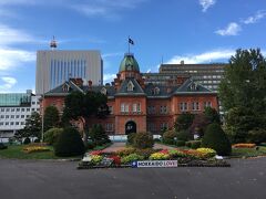 モエレ沼公園に行くのに、バスセンターに徒歩移動。
いつ見ても絵になる北海道庁旧本庁舎には観光客の姿がちらほら。