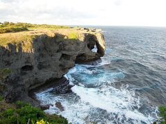 万座毛に到着したのは朝8時過ぎ
象の鼻も海面も影になっていてちょっと時間が早かった